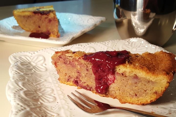 Fruity cornbread skillet cake on a dessert plate.